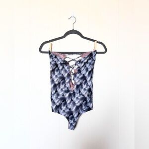 Acacia One Piece in Bronx in Night Palm